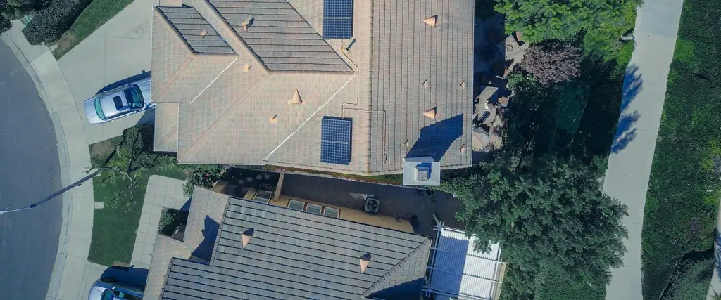 Panele fotowoltaiczne na dachu domu, widok z góry